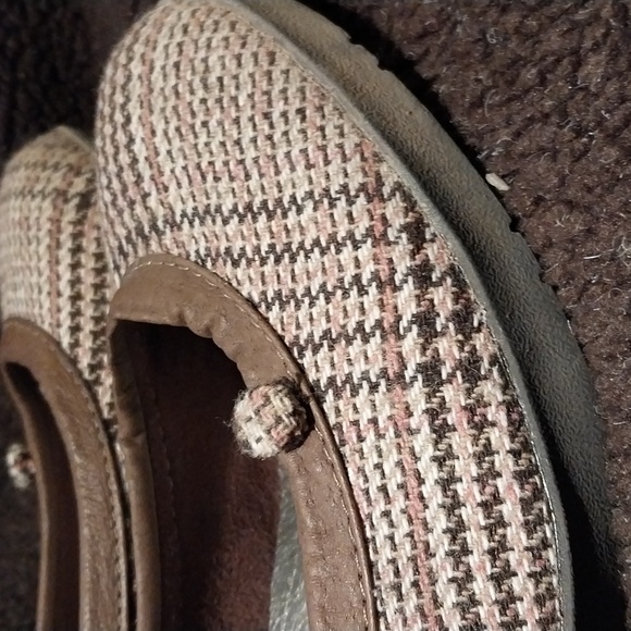 SHOE - Picture 2 of 4